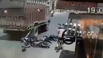 കാറിലിരുന്ന് അശ്രദ്ധമായി ഡോര് തുറന്നു, ഉണ്ടായത് വൻ അപകടം; മുന്നറിയിപ്പുമായി പൊലീസ്