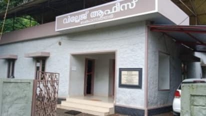 മൂവായിരം രൂപ കൈക്കൂലി ചോദിച്ചു; വിജിലൻസ് കെണിയൊരുക്കി, വില്ലേജ് ഓഫീസർ അറസ്റ്റിൽ