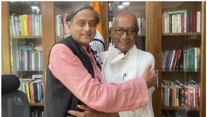 'സഹപ്രവര്‍ത്തകര്‍ക്കിടയിലെ സൗഹൃദ മത്സരം'; ദിഗ്‌വിജയ് സിംഗിനൊപ്പമുള്ള ചിത്രം പങ്കുവച്ച് ശശി തരൂര്‍