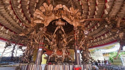 बंगाल में दुर्गा पूजा की धूम, पंडालों में लगीं मां की प्रतिमाएं, 10 फोटो में देखिए मंडपों की सजावट  