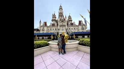 குடும்பத்தோடு சிங்கப்பூரில் கும்மாளம் போடும் மைனா நந்தினி..! குழந்தை பெற்றபின்பும் குறையாத ரொமான்ஸ்! போட்டோஸ்