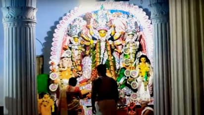 এক লাঠির ঘায়ে কুপোকাত হয়েছিল ৬ ডাকাত, ঐতিহ্যবাহী টাকি রাজবাড়ির দুর্গাপুজো বৈষ্ণব থেকে মিলে গিয়েছিল শাক্ত ধারায়