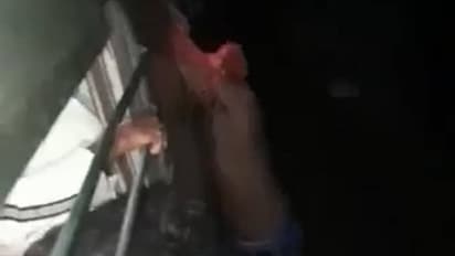 பீகாரில் ரயில் பயணிகளிடம் வழிப்பறி… சிக்கிய கொள்ளையனுக்கு பயணிகள் நூதன தண்டனை… வைரல் வீடியோ!!