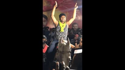 பொன்னியின் செல்வன் FDFS பார்க்க குதிரையில் கூலாக எண்ட்ரி கொடுத்த கூல் சுரேஷ் - வைரலாகும் போட்டோஸ்