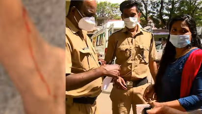 വിഴിഞ്ഞം ആശുപത്രിയിൽ രോഗിയെ പട്ടി കടിച്ച സംഭവം; ജീവനക്കാർക്കെതിരെ യുവതിയുടെ അച്ഛൻ