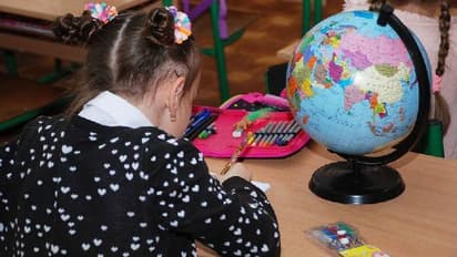 ബാത്ത്ടബ്ബിൽ നിന്നും വായിക്കുന്ന ചിത്രമെടുത്തയക്കണമെന്ന് കുട്ടികളോട് സ്കൂൾ, എതിർത്ത് മാതാപിതാക്കൾ, ഒടുവിൽ