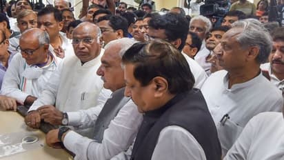 ऐन वक्त पर हटे दिग्गी, 10 फोटो में देखिए अध्यक्ष पद के लिए गांधी फैमिली के खास खड़गे की वाइल्ड कार्ड इंट्री 