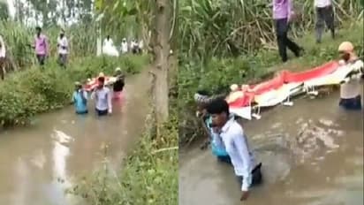 गंदे नाले से गुजरकर तय होता है श्मशान घाट तक का सफर, हैरान करने वाला है पीलीभीत का ये वीडियो