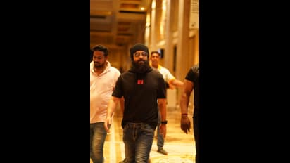 ரசிகர்களுடன் 'பொன்னியின் செல்வன் 1' படம் பார்த்த ஆதித்த கரிகாலன்..! வைரலாகும் விக்ரம் போட்டோஸ்..!