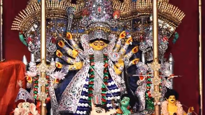 দুর্গাচরণ মিত্রর দফতরে কাজ করতে আসেন সাধক রামপ্রসাদ, বৈভব হারিয়ে মিত্র বাড়ির দুর্গাপুজোয় নিবেদিত নিখাদ ভক্তি