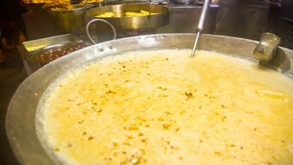 Tumakur :   ತೆಂಗಿನ ಚಿಪ್ಪಿನ ಸೌಟ್‌ನಲ್ಲಿ ಆಹಾರ ವಿತರಣೆ; ಪ್ರತಿಭಟನೆ