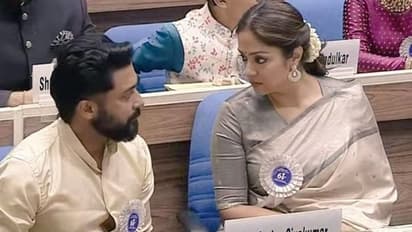 தேசிய விருது வாங்க வேஷ்டி சட்டையில் ஜோவுடன் வந்த சூர்யா! கலாச்சார உடையில் கலந்து கொண்ட 'சூரரை போற்று' படக்குழு