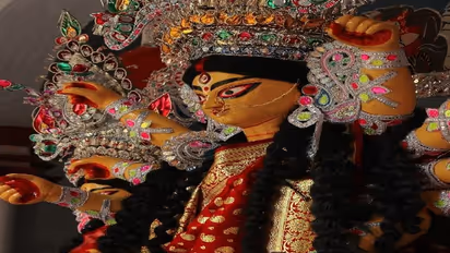 বসুমল্লিক বাড়ির দুর্গাকে ডাকের সাজ ছেড়ে পরানো হয়েছিল বেনারসি, ফুলশয্যায় আজও দেবীর বেনারসিতেই সাজেন বাড়ির নববধূ