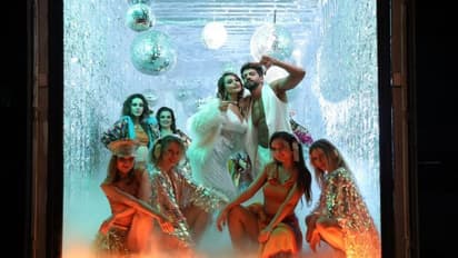 চলন্ত ট্রাকে শুটিং করার কথা কখনো কি ভাবতে পারেন? সেই ভাবনায় সত্যি করল সোনাক্ষী সিনহা এবং জাহির ইকবাল