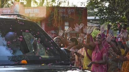 क्या हिंदू क्या मुस्लिम... 8 फोटो में देखें मोदी की एक झलक पाने के लिए कैसे बेताब दिखे लोग