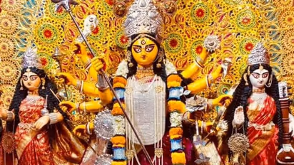 বেনারসি শাড়ি আর সোনার গয়নায় সেজে ওঠে চট্টোপাধ্যায় বাড়ির মেয়ে দুর্গা, দশমীতে বিসর্জনের আগে দিয়ে যায় কনকাঞ্জলি