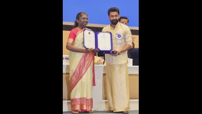 முதல் தேசிய விருது... தாய், தந்தையின் கழுத்தில் மாட்டி அழகுபார்த்த சூர்யா - வைரலாகும் போட்டோஸ்