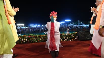 সভাস্থলে পৌঁছতে বাজল রাত ১০টা, নতজানু হয়ে ক্ষমা চাইলেন মোদী, দিলেন ফের সভা করার প্রতিশ্রুতি