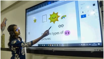 'ബ്ലാക്ക് ബോർഡല്ല, ഇനി കൈറ്റ് ബോർഡ്'; ഹൈടെക് ക്ലാസ്മുറികൾ ഇനി കൂടുതൽ ഹൈടെക്; ക്ലാസുകള് റെക്കോര്ഡ് ചെയ്യാം