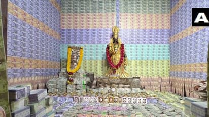 എട്ടുകോടിയുടെ നോട്ടുകളും സ്വര്ണാഭരണങ്ങളും, നവരാത്രിക്ക് ഈ ക്ഷേത്രം അലങ്കരിച്ചതിങ്ങനെ!