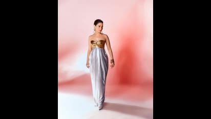 சேலைக்கு மாறிய தமன்னா...ஸ்லீவ் லெஸ் அணிந்து கிக் போஸ் இதோ 