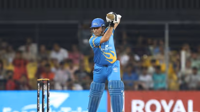 റോഡ് സേഫ്റ്റി സീരീസ് ഫൈനല്‍: സച്ചിന്‍ ഗോള്‍ഡന്‍ ഡക്ക്;  മോശം തുടക്കത്തിനുശേഷം തിരിച്ചടിച്ച് ഇന്ത്യ ലെജന്‍ഡ്സ്