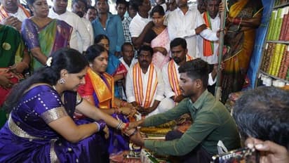 ఏడుపాయల వన దుర్గమ్మను దర్శించుకున్న కవిత.. గాజులు తొడిగించుకుని సందడి (వీడియో)