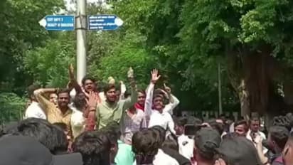 'നവരാത്രി ആഘോഷത്തിന് പകരം ഭരണഘടന വായിക്കൂ' എന്ന് പോസ്റ്റ്, പിന്നാലെ പ്രതിഷേധം, അധ്യാപകനെ പുറത്താക്കി