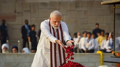 জাতির জনকের সামনে নতজানু দেশ, গান্ধী জয়ন্তীতে প্রধানমন্ত্রী মোদী সহ তাবড় নেতাদের শ্রদ্ধার্ঘ্য