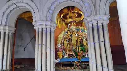 ইতালিয়ান ধাঁচের নিমতিতা রাজবাড়িতে রয়েছে দেড়শোটা ঘর, তবে দুর্গাপুজোর পরম্পরায় প্রতিমা আজও একচালার