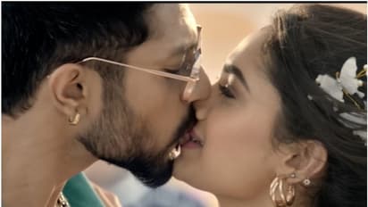 ಸ್ಯಾಂಡಲ್ವುಡ್ನಲ್ಲಿ'ಗಲ್ಲಿ ಬಾಯ್' ಹವಾ; ಲಿಪ್ಕಿಸ್ ಮಾಡಿ ಗಮನ ಸೆಳೆದ ನಟ ಶ್ರೇಯಸ್