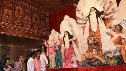  ডাকের সাজে মা দুর্গা, মুখোপাধ্যায় পরিবারের জমজমাট পুজোয় চাঁদের হাট, রইল ছবি