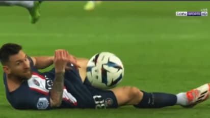 എന്തൊരു മനുഷ്യനാണ്! ഫൗളില്‍ വീണിട്ടും തളര്‍ന്നില്ല; വീണിടത്ത് നിന്ന് മെസിയുടെ ത്രൂ പാസ്- വൈറല്‍ വീഡിയോ