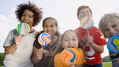 कैंडी चखकर कमाएं 62 लाख : ये है दुनिया की सबसे फन और आरामदायक जॉब, बच्चे भी कर सकते हैं अप्लाई !