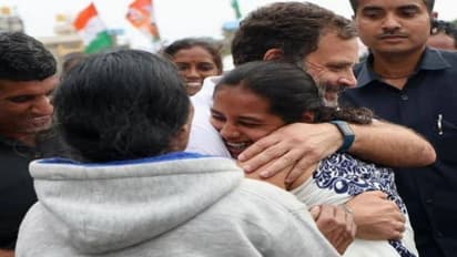 केरल के बाद कर्नाटक पहुंची भारत जोड़ो यात्रा, 10 फोटो में देखिए किस अंदाज में लोगों से मिल रहे राहुल गांधी 