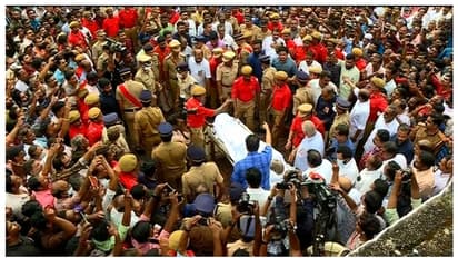 വികാരനിര്‍ഭരം, മുദ്രാവാക്യ മുഖരിതമായി ടൗണ്‍ ഹാള്‍, പുഷ്‍പചക്രം അര്‍പ്പിച്ച് മുഖ്യമന്ത്രി