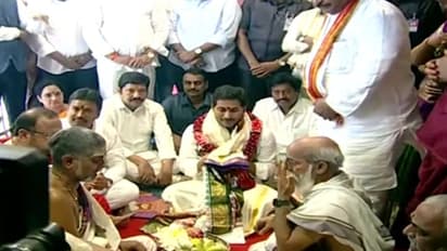 ఇంద్రకీలాద్రిపై అమ్మవారికి పట్టువస్త్రాలు సమర్పించిన సీఎం జగన్