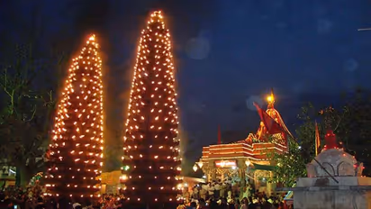 इस देवी मंदिर में है 51 फीट ऊंचे दीप स्तंभ, जान जोखिम में डालकर इन्हें कैसे जलाते हैं? देखें वीडियो में