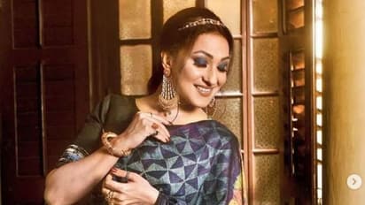 ব্লাউজ ছাড়াই শাড়িতে অপরূপা ঋতুপর্ণা, আঁচল দিয়ে বক্ষযুগল ঢেকে সেক্সি পোজে ভাইরাল নায়িকা