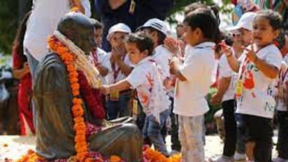 மகாத்மா காந்தி 154 வது பிறந்தநாள்.. காந்தி நினைவு அருங்காட்சியகத்தில் அஞ்சலி செலுத்திய பொதுமக்கள்..