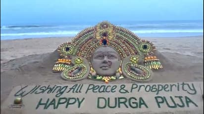 ফল দিয়ে দেবী দুর্গার মূর্তি, বালি শিল্পী সুদর্শন পট্টনায়েকের নতুন চমকে মুগ্ধ সবাই