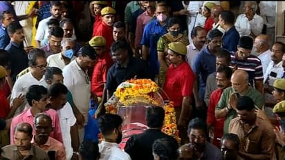 അവസാന യാത്രയിലും കോടിയേരിയെ നെഞ്ചേറ്റി തലശ്ശേരി: അന്തിമോപചാരം അര്പ്പിക്കാൻ വരി നിൽക്കുന്നത് ആയിരങ്ങൾ