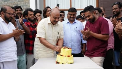 'കാസര്ഗോള്ഡ്' സെറ്റില് ജന്മദിനം ആഘോഷിച്ച് സിദ്ദിഖ്