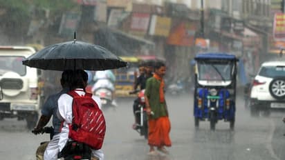 Weather Report: पश्चिम बंगाल में बारिश ने डाला दुर्गा उत्सव में खलल, कई राज्यों में फिर बारिश का दौर