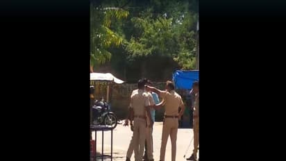 हेलमेट नहीं लगाने पर पुलिसवाले ने मारे 7 चांटे, वीडियो वायरल