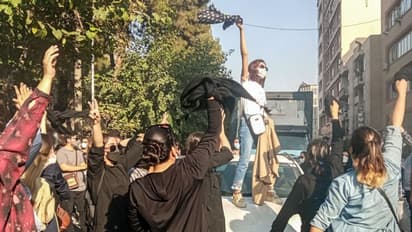 ಇರಾನ್ ಹಿಜಾಬ್ ವಿರೋಧಿ ಹೋರಾಟ ಮತ್ತಷ್ಟು ತೀವ್ರ: ಬೀದಿಗಿಳಿದ ವಿದ್ಯಾರ್ಥಿನಿಯರು, ಅಸ್ಕರ್ ಪುರಸ್ಕೃತರು