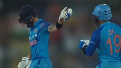 தினேஷ் கார்த்திக் காட்டிய அக்கறை.. டீம் ஸ்கோர் தான் முக்கியம்.. நீ அடித்து ஆடு டிகேனு சொன்ன கோலி! வைரல் வீடியோ