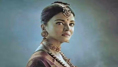 மீண்டும் கர்ப்பமாக இருக்கிறாரா ஐஸ்வர்யா ராய்? வயிற்றில் கைவைத்தபடி போஸ்.. சந்தேகத்தை ஏற்படுத்திய புகைப்படம்!