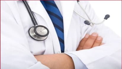 മദ്യപിച്ച് രോഗിയോട് മോശം പെരുമാറ്റം, സ്ഥലം എംഎല്‍എ കൂടിയായ മന്ത്രിക്ക് ചീത്തവിളി; ഡോക്ടര്‍ക്ക് സസ്പെന്‍ഷന്‍