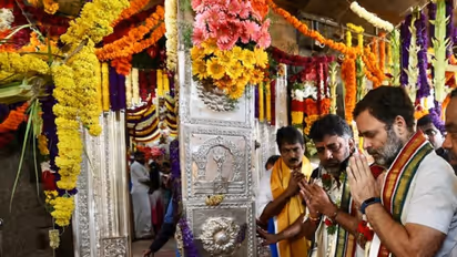 ರಾಜ್ಯದಲ್ಲಿ ಭಾರತ್‌ ಜೋಡೋ ಯಾತ್ರೆ: ದೇವಸ್ಥಾನ, ಮಸೀದಿ, ಚರ್ಚ್‌ಗಳಿಗೆ Rahul Gandhi ಭೇಟಿಯ ಫೋಟೋಗಳನ್ನು ನೋಡಿ..